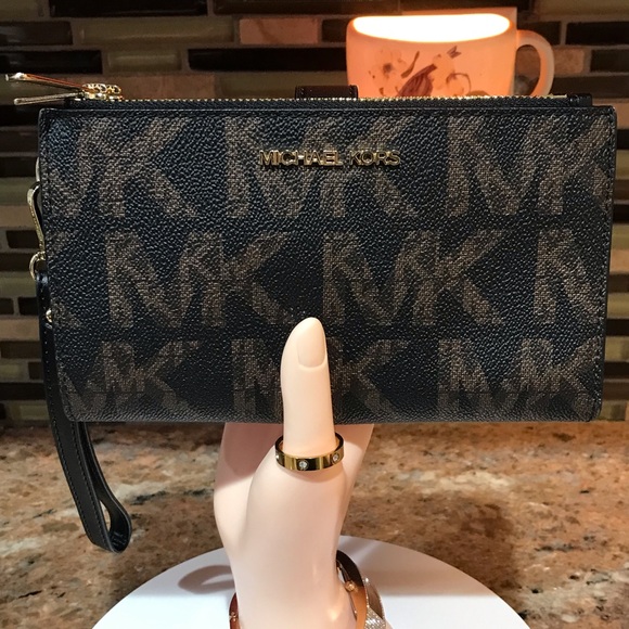 MICHAEL KORS Signature Wristlet ππ₯β€οΈ - Picture 10 of 16